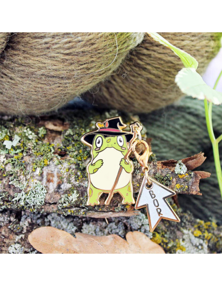 Pin's support de marqueur de maille - L'assistant de la sorcière - Grenouille