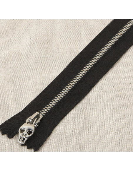 Fecho de cetim metálico lurex caveira - Prata