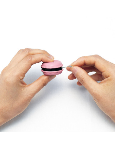 Afiador de agulhas e porta-agulhas de macaron - Framboesa