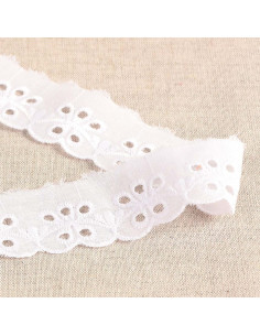 Bordado Inglês flores festonado Inaya - Branco