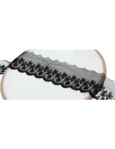 Renda bordada com flores em tule - Preto