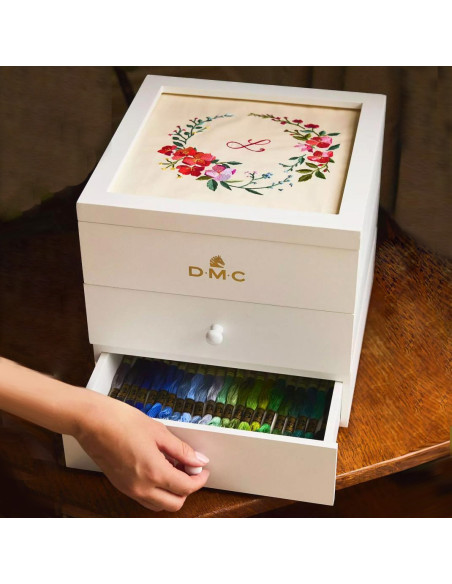 Caixa de madeira personalizável com 70 fios mouliné DMC