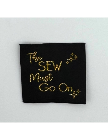 Conjunto de 5 etiquetas tecidas para costurar The sew must go on - Lurex