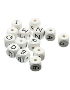 Cubo de madeira branco com letra do alfabeto em pérola