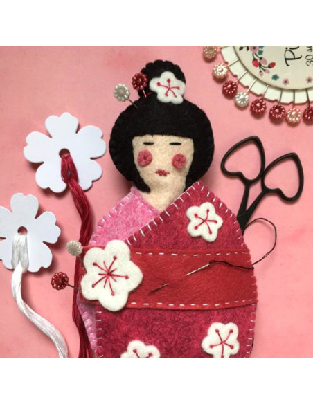 Kit de feltro kokeshi alfineteiro e porta-tesouras