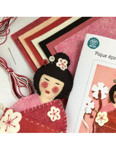Kit de feltro kokeshi alfineteiro e porta-tesouras