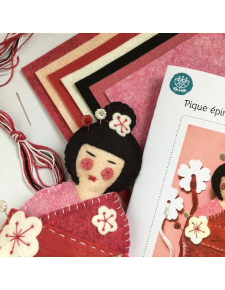 Kit de feltro kokeshi alfineteiro e porta-tesouras