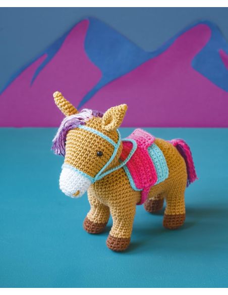 Livro amigurumis de férias na praia e na floresta